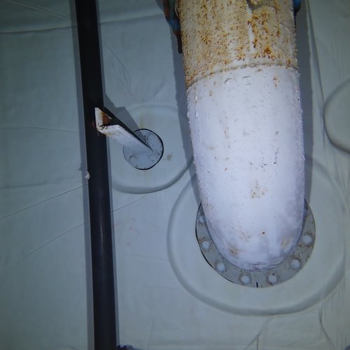 Sprinklertank-Inspektion: Stahltank, 5 Jahre – Rohrschelle Flansch Ablagerungen Wandansicht