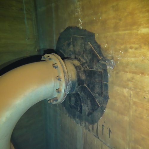 Sprinklertank-Inspektion: Betontank, 15 Jahre – Rohranschluss Flansch Starke Ablagerungen Bodensicht Nahaufnahme